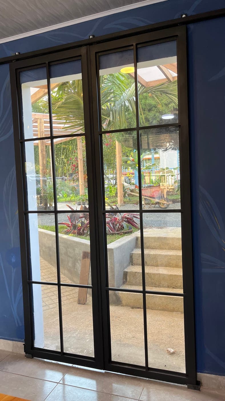 Interior del café con ventanal al jardín