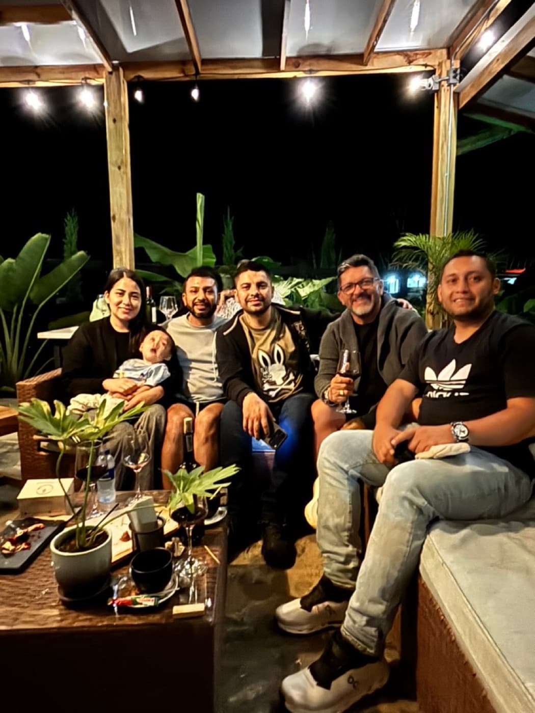 Amigos de noche entre luces cálidas