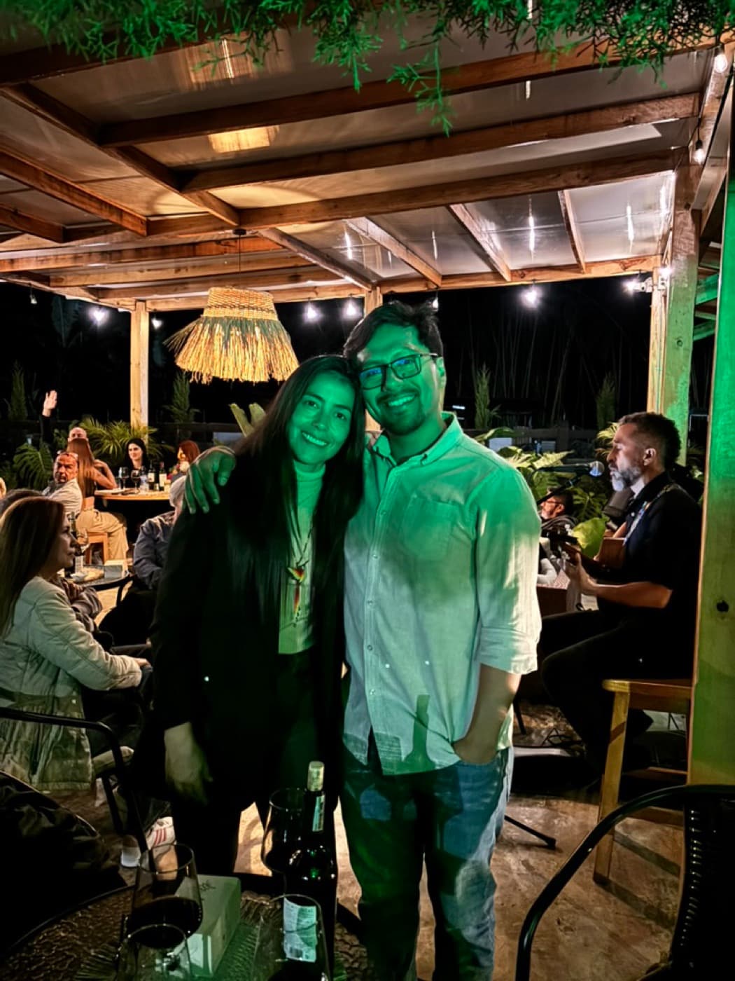 Música en vivo de noche en la terraza