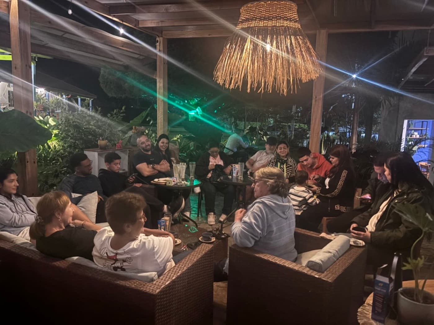 Reunión de noche bajo la pérgola iluminada