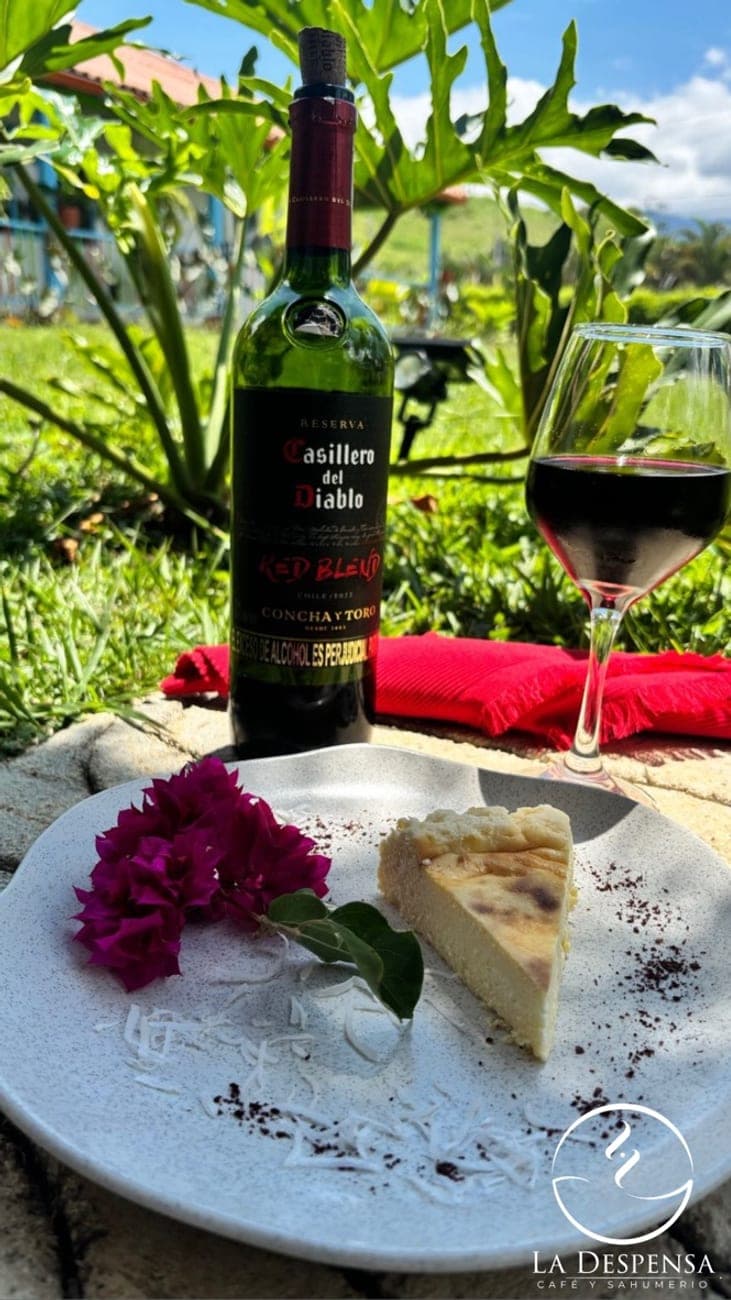 Repostería y copa de vino en el jardín