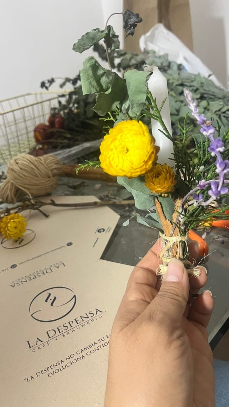 Sahumerio de hierbas y flores secas